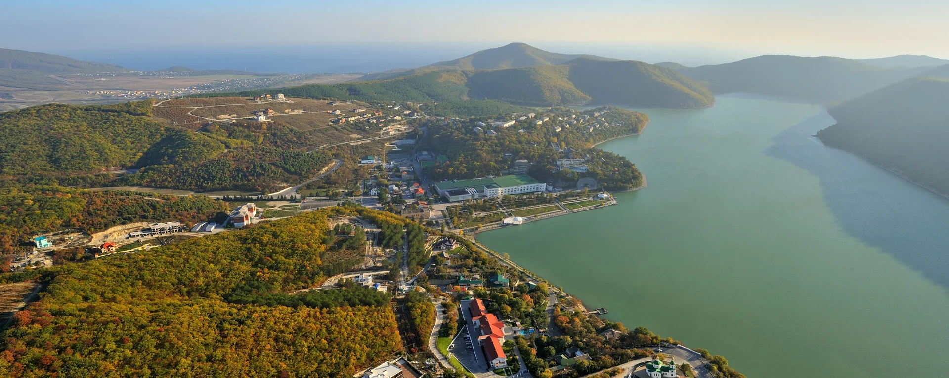 Панорама озера Абрау, курорта и окружающих холмов