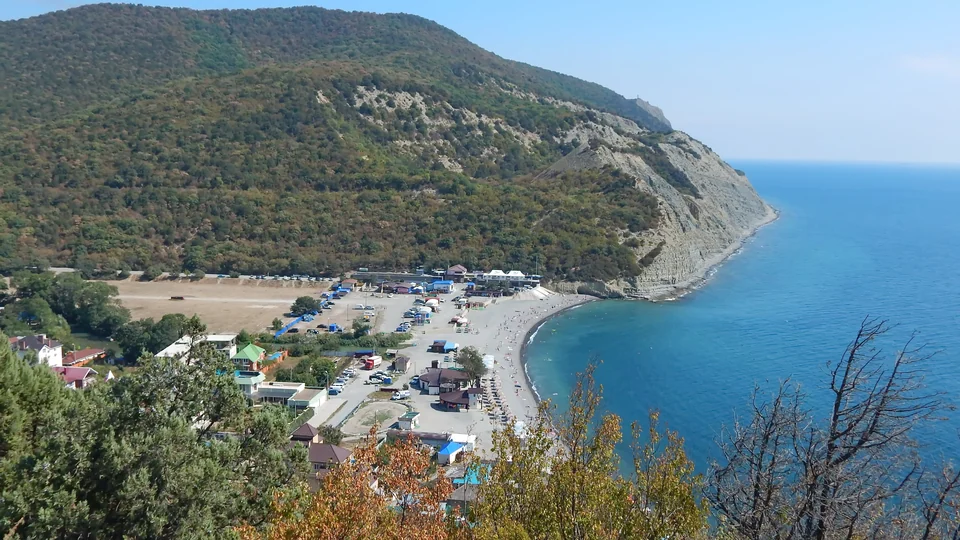 Бухта Дюрсо, морское побережье и зелёные склоны
